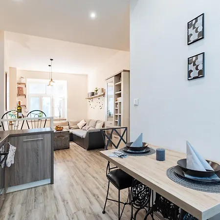 Daire Charming Flat, Steps From Castle - Historic Part *