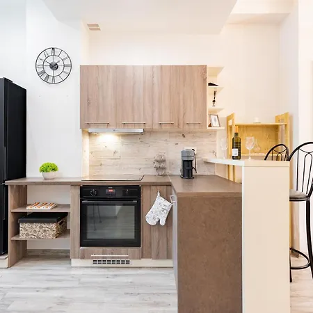 Daire Charming Flat, Steps From Castle - Historic Part