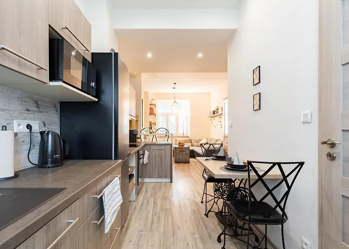 Charming Flat, Steps From Castle - Free Parking Appartement