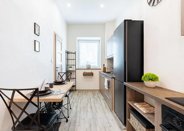 Charming Flat, Steps From Castle - Free Parking *