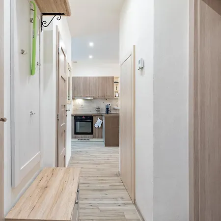 Apartman Charming Flat, Steps From Castle - Free Parking *