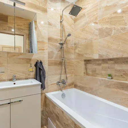 Charming Flat, Steps From Castle - Free Parking Pozsony